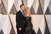 <p>Einen Monat später, bei den Oscars, hatten die beiden wieder einen gemeinsamen Auftritt. Zwar hatten Leo und Kate nicht gemeinsam in einem Film mitgespielt, aber sobald die zwei „Titanic“-Darsteller einen Raum betreten, fordern die Fotografen ein gemeinsames Bild – wozu Leo und Kate auch diesmal gerne bereit waren. (Bild: AP Photo) </p>