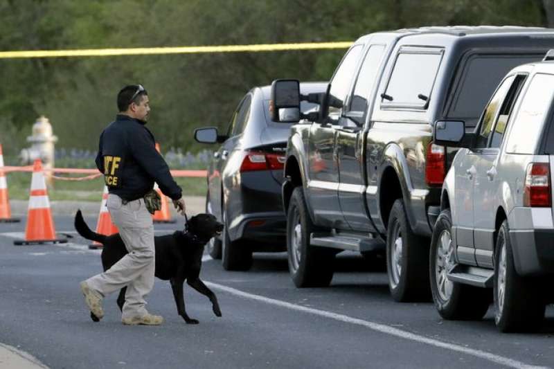 德州首府奧斯汀18日發生本月第4起爆炸案，鑑識人員與鑑識犬19日在爆炸現場附近採證，希望能釐清爆炸案的案發經過。（AP）