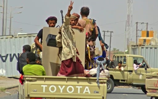 Yemeni pro-government forces preprare to advance into the rebel-held port city of Hodeida on November 10, 2018