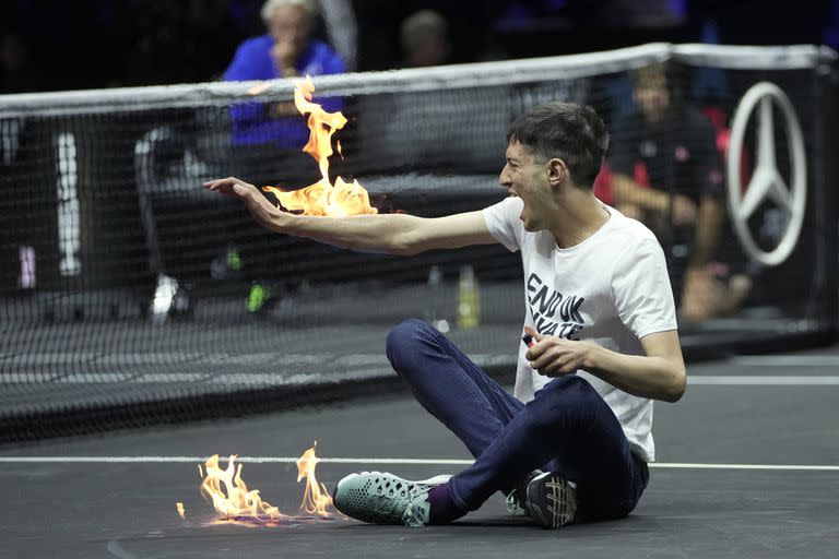 El activista se quemó un brazo durante el partido de la Rod Laver Cup - Créditos: @Kin Cheung