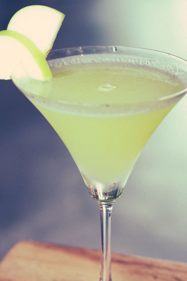 green apple martini with an apple wedge