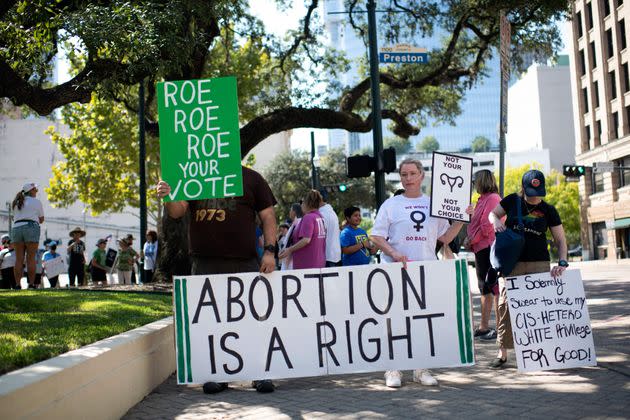 Supporters of abortion rights demonstrate outside of the Harris County Courthouse in Houston, Texas. (Photo: MARK FELIX via Getty Images)