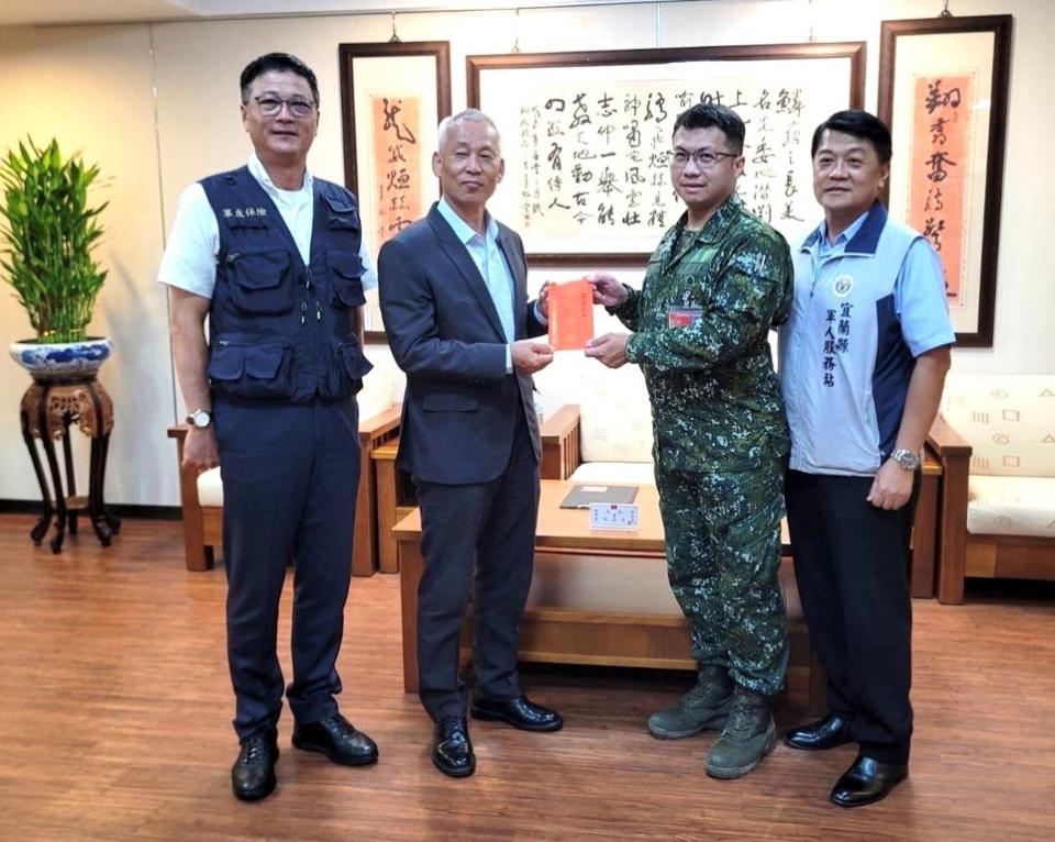 《圖說》宜蘭縣軍人服務站長尹華忠〈左〉陪同臺銀人壽國軍急難慰助慈善協會黃開森理事長等人，赴金六結營區實施敬軍慰問。〈宜蘭軍服站提供〉