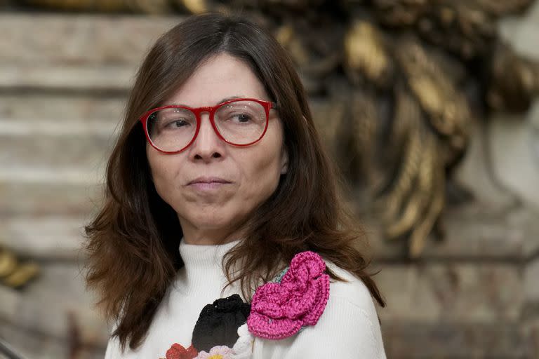 La nueva ministra de Economía de Argentina, Silvina Batakis, sonríe antes de asumir el cargo en la casa de gobierno de Buenos Aires, Argentina, el lunes 4 de julio de 2022. (AP Foto/Natacha Pisarenko)