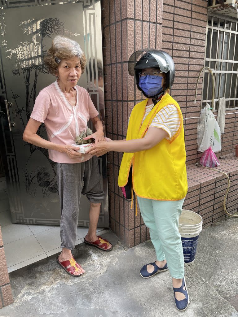 台南市關懷協會還出動FOOD PANDA志工將食物和粽子送到獨居老人手上。（記者陳俊文攝）