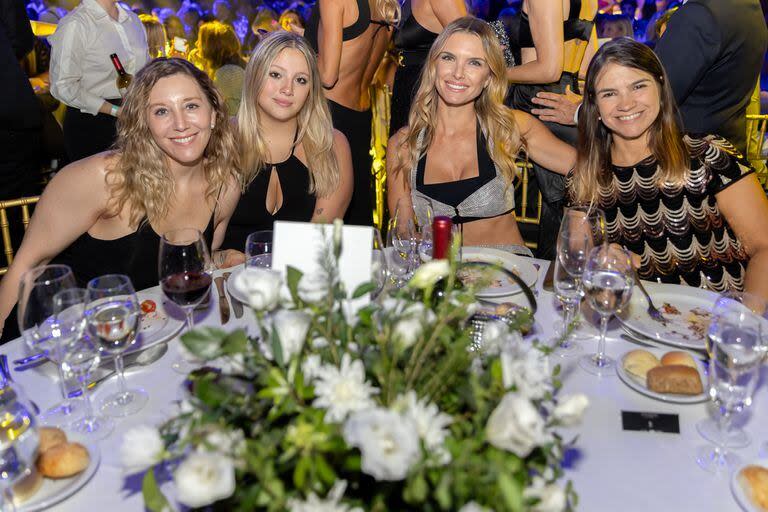 Sofía Zámolo junto a sus amigas, ya sentadas en una mesa