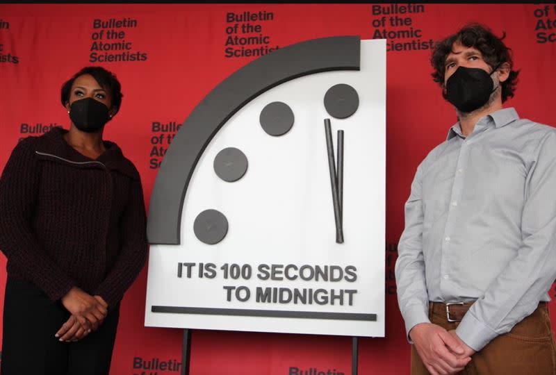 2022年的世界末日鐘被調至距離午夜100秒的位置。（圖／翻攝自推特@BulletinAtomic）