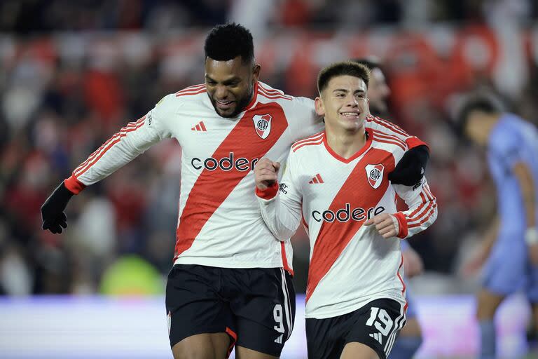 Borja abraza a Echeverri, autor del 1-0 en la goleada de River