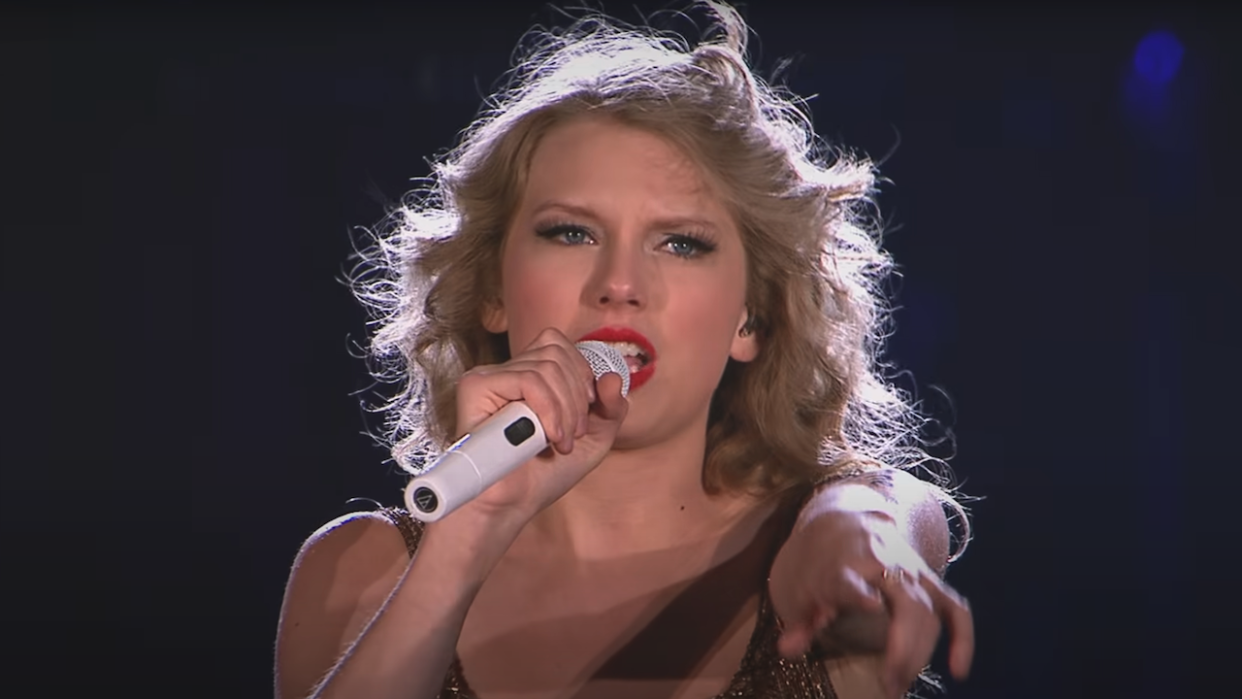  Taylor Swift on Speak Now Tour singing Sparks Fly video 