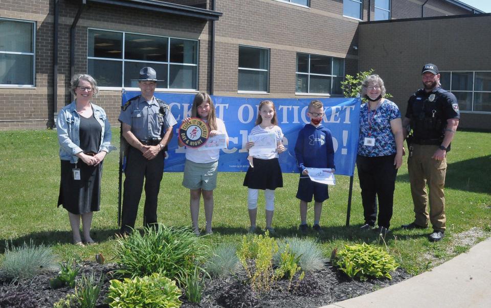 Smithville Police Officer Dan Yarnell (right) stands with students and faculty from Smithville Elementary early in his tenure with the Smithville Police Department.