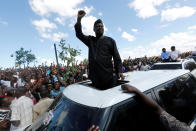 <p>Kenyan opposition leader of the National Super Alliance (NASA) coalition Raila Odinga greets his supporters in Nairobi, Kenya Nov. 28, 2017. (Photo: Thomas Mukoya/Reuters) </p>