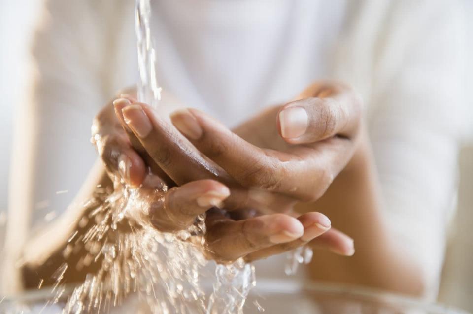 Versez de l'eau froide sur vos poignets