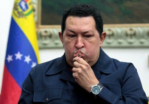 El presidente de Ecuador, Rafael Correa, expresó que su homólogo Hugo Chávez está siendo sometido este martes a una nueva operación contra el cáncer en La Habana, a donde el mandatario venezolano viajó el lunes. (AFP/Presidencia | presidencia)