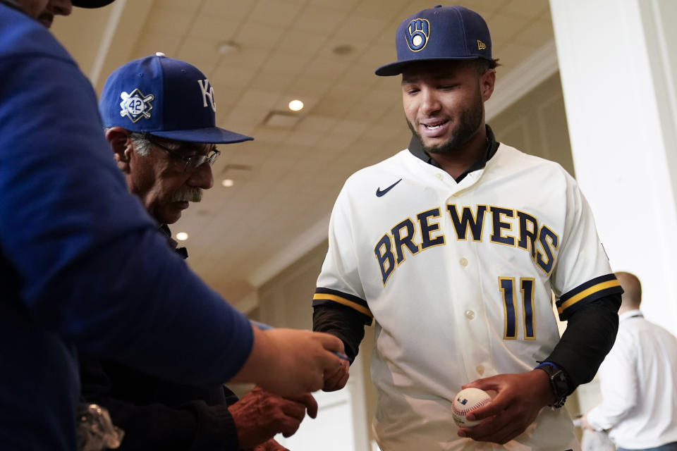 El jardinero de los Cerveceros de Milwaukee Jackson Chourio firma autógrafos durante las reuniones de invierno de las Grandes Ligas, el lunes 4 de diciembre de 2023, en Nashville. (AP Foto/George Walker IV)