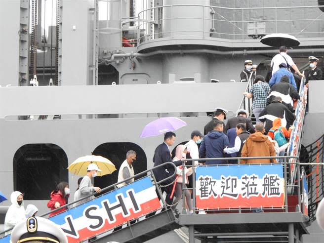 海軍遠航敦睦艦隊訓練支隊今（26日）、明（27日）停泊花蓮港碼頭，每日上午9時至下午3時開放民眾登艦參觀。（羅亦晽攝）