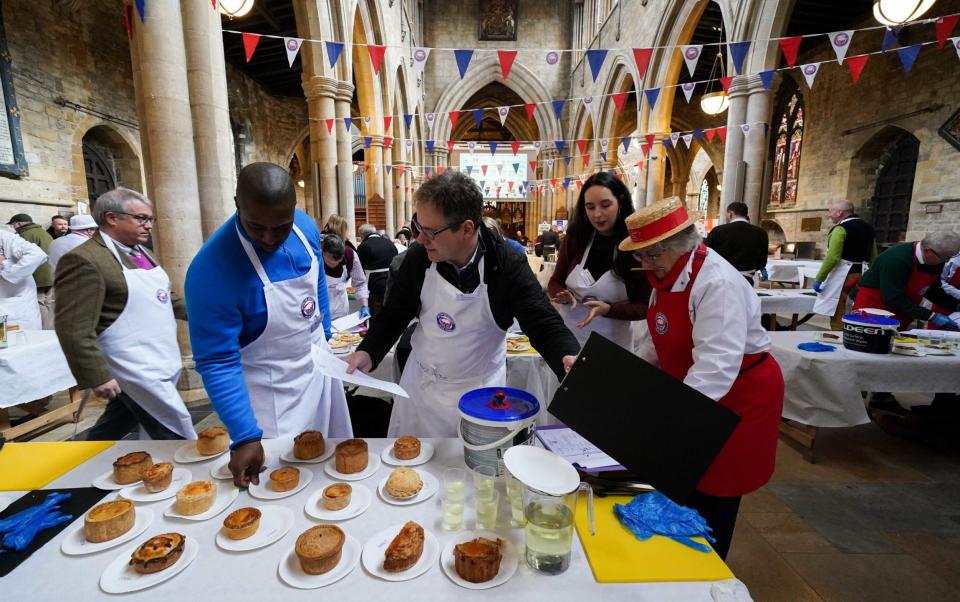 Más de 900 panaderos de pubs y restaurantes sirvieron rellenos que iban desde Marmite y queso, kebab y lasaña - Jacob King/PA