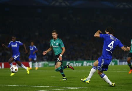 Chelsea's Cesc Fabregas (R) scores a goal against Schalke 04 during their Champions League soccer match against at Stamford Bridge in London September 17, 2014. REUTERS/Eddie Keogh