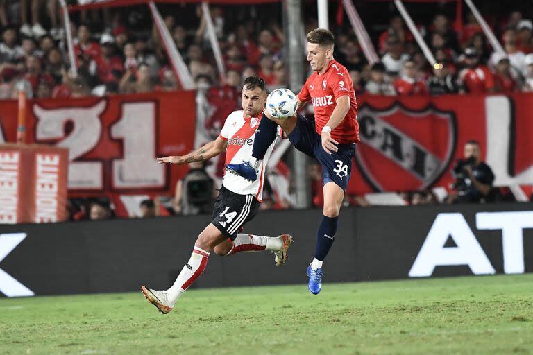 Leandro González Pirez y Matías Giménez, en el fragor de un partido tan disputado como generoso en cuanto a espectáculo.