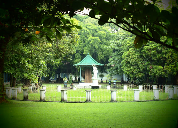 Lush garden: A garden in the palace illustrates the opulence of the past. (