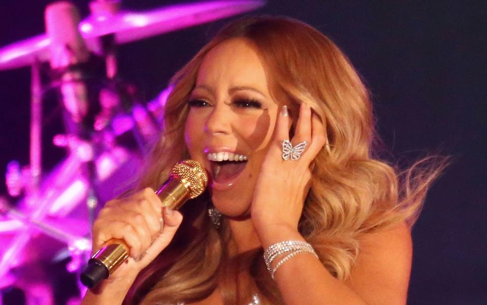 Ein "Wunder" ist Pop-Diva Mariah Carey sicher in vielerlei Hinsicht, ihren High-School-Spitznamen verdiente sie aber nicht aufgrund ihrer großartigen Leistungen: Ihre Mitschüler nannten sie "Mirage", weil es ihrer Ansicht nach an ein Wunder grenzte, wenn Carey pünktlich zum Unterricht erschien. (Bild: Scott Barbour/Getty Images)