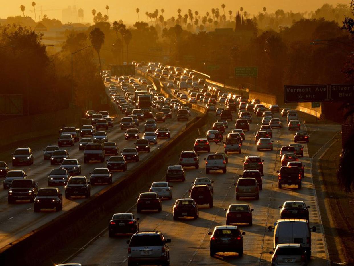 Heavy traffic clogs the 101 Freeway as people leave work for the Labor Day holiday in Los Angeles on August 29, 2014.  (AFP)