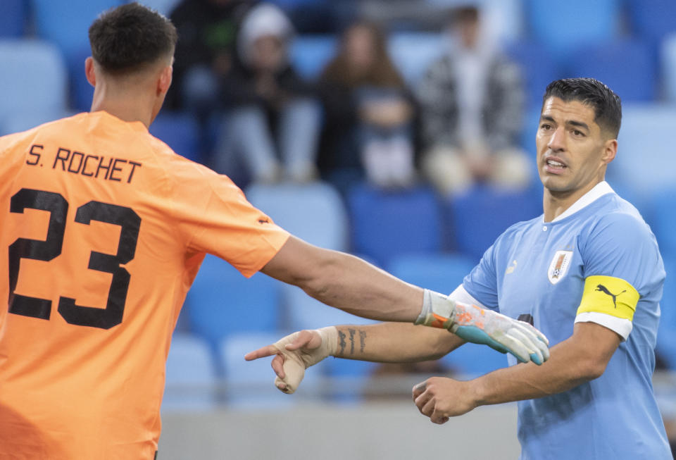 El delantero uruguayo Luis Suárez (derecha) y el portero Sergio Rochet durante el partido amistoso ante Canadá, el martes 27 de septiembre de 2022, en Bratislava, Eslovaquia. (Martin Baumann/TASR vía AP)