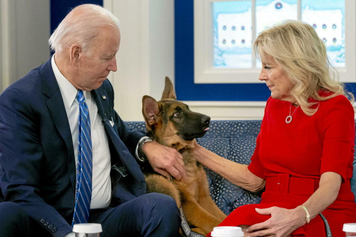 Joe Biden et sa femme Jill caressent leur chien, Commander, à la Maison-Blanche, le 25 décembre 2021.   - Credit:CNP/AdMedia/SIPA / SIPA / CNP/AdMedia/SIPA