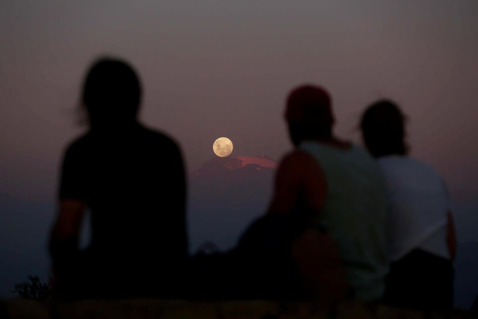 <p>A full moon ‘super moon’ rises over Los Andes mountain range in Santiago, Chile, Jan. 30, 2018. (Photo: Pablo Sanhueza/Reuters) </p>