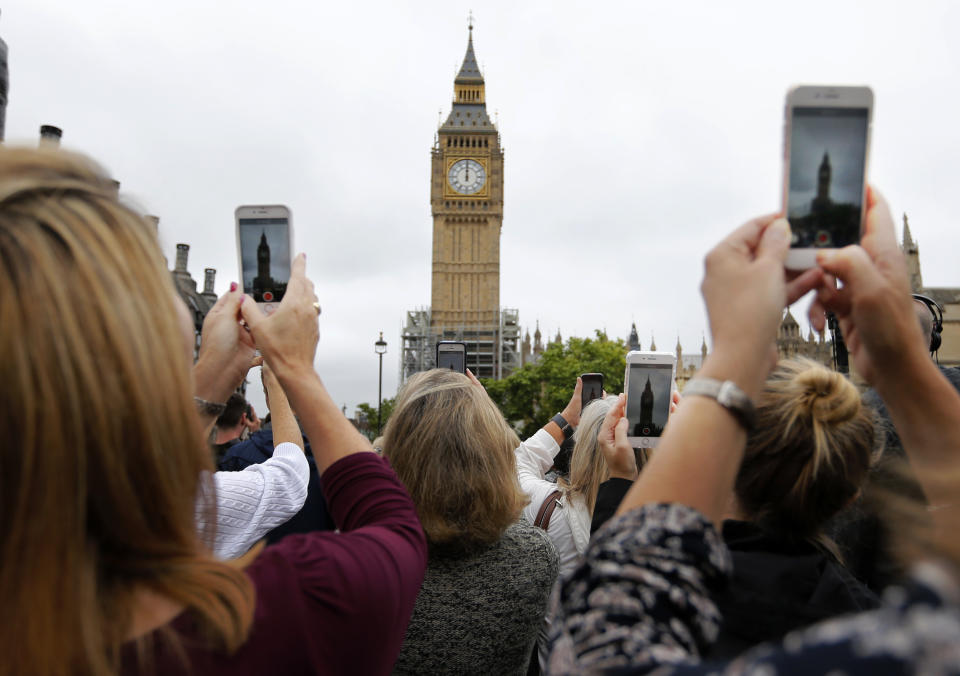 <p>In London versammelten sich Menschenmassen, um mit ihren Handys das vorerst letzte Geläut von Big Ben einzufangen, bevor die Reparaturarbeiten am Elizabeth Tower weitergehen. (Bild: AP Photo/Frank Augstein) </p>