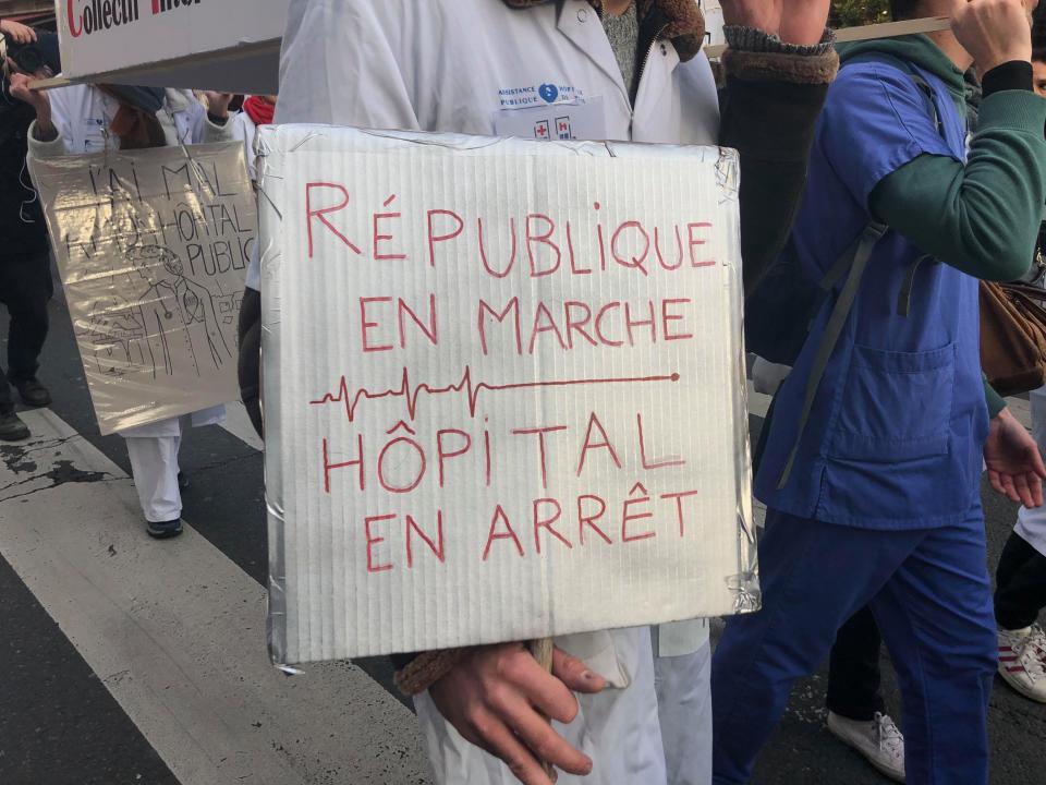 "République en Marche. Hôpital en arrêt" (Crédit Yahoo)