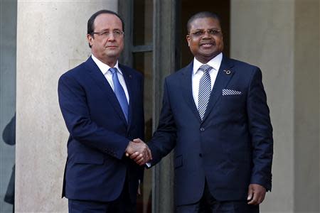 France's President Francois Hollande (L) greets Prime Minister of the Central African Republic Nicolas Tiangaye in the courtyard of the Elysee Palace at the start of the Elysee Summit for Peace and Security in Africa, in Paris, December 6, 2013. REUTERS/Benoit Tessier