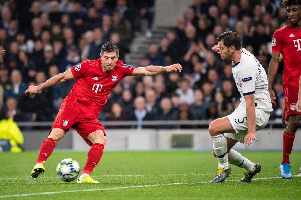 01 October 2019, Great Britain, London: Soccer: Champions League, Tottenham Hotspur - FC Bayern Munich, Group stage, Group B, 2nd matchday at Tottenham Hotspur Stadium. Robert Lewandowski from FC Bayern Munich (l) scores to 2:1. On the right, Jan Vertonghen from Tottenham can no longer defend the ball. Photo: Matthias Balk/dpa (Photo by Matthias Balk/picture alliance via Getty Images)