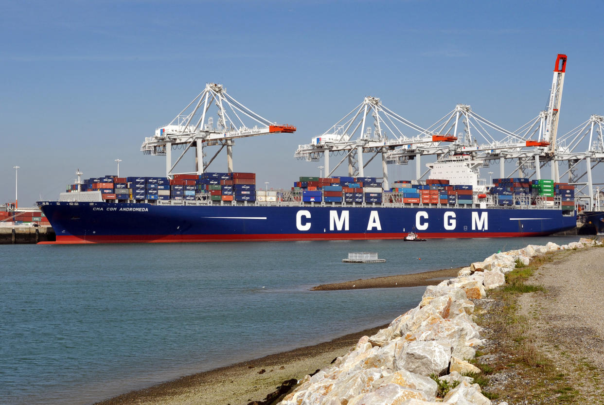 Plusieurs armateurs comme CMA CGM ont annoncé suspendre leur passage par la mer Rouge, et donc le Canal de Suez, suite à des attaques. De quoi rallonger significativement les temps de livraison depuis l'Asie. (Photo d'illustration ROBERT FRANCOIS / AFP)