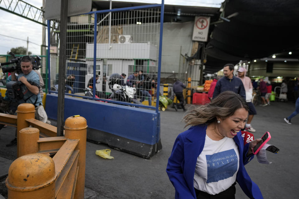 Periodistas salen apresurados del Mercado Mayorista Lo Valledor después de que una mujer agarró el arma de un guardia de seguridad y la disparó, hiriendo a tres personas, el lunes 1 de abril de 2024, en Santiago, Chile. El suceso ocurrió mientras se implementaban nuevas medidas de seguridad en el mercado. (Foto AP/Esteban Félix)