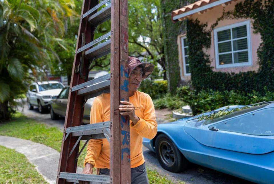 El paisajista Ciro Pérez, de 49 años, trabajando en una casa el jueves 11 de mayo de 2023, en Coral Gables, la Florida.