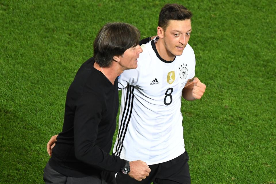 Holten den vierten Stern für Deutschland: Joachim Löw und Mesut Özil. (Bild: Getty Images)