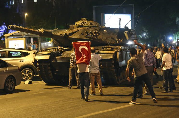 In der Putschnacht stellten sich Demonstranten den Panzern entgegen (Bild: AP Photo)