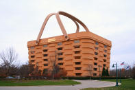 <p>Esta peculiar torre está situada en Newark (Ohio) y es la sede de Longaberger Basket Company, una compañía dedicada a la fabricación de cestas de madera de arce, como no podía ser de otra manera. La ideó Dave Longaberger, que fue el fundador de la empresa. (Foto: Wikimedia Commons). </p>