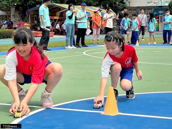 大葉大學教文昌國小學童做太陽能車，小朋友開心試跑。（記者方一成攝）