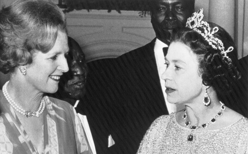 Margaret Thatcher y la reina Isabel II. (Foto: Popperfoto / Getty Images)