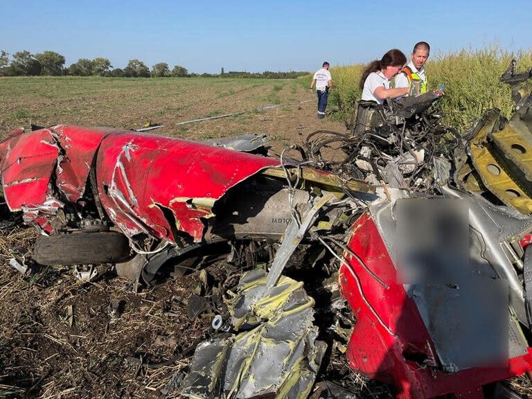 Un espectáculo que terminó mal: en Hungría, un avión cayó y murieron sus dos tripulantes 