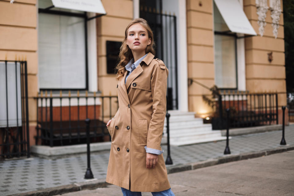 Véritable intemporel, le trench est LA pièce iconique à avoir dans son dressing, à l'automne comme au printemps. (Photo : Getty Images)