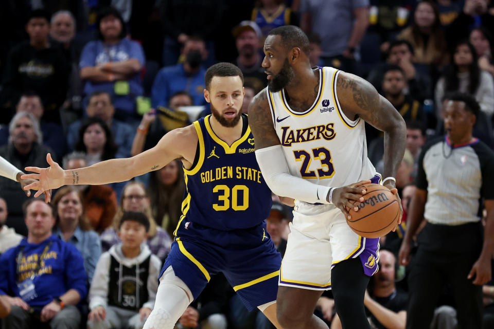 LeBron James與Stephen Curry 。（NBA Photo by Ezra Shaw/Getty Images）