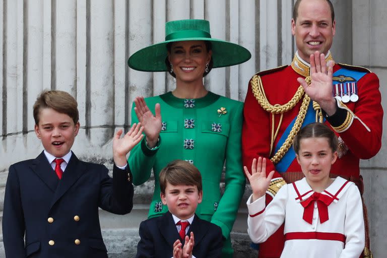 El príncipe Guillermo, Kate, y sus tres hijos, en el balcón del Palacio de Buckingham 