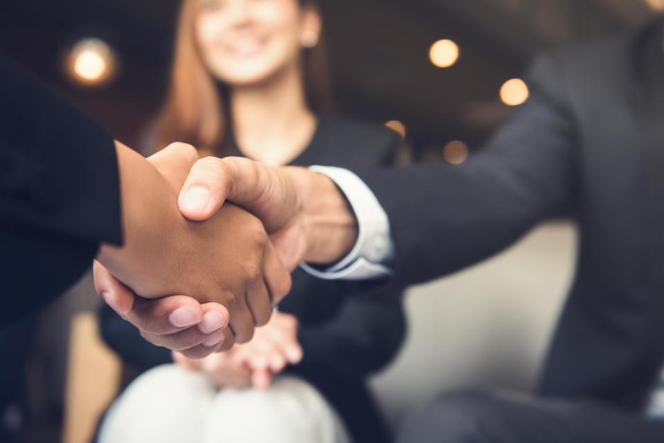 Wenn wir neue Menschen kennenlernen, bilden wir uns innerhalb weniger Sekunden eine Meinung über sie (Symbolbild: Getty Images)