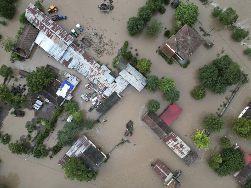 Aguas crecidas cubren una granja y una vivienda tras unas lluvias récord para Grecia en el pueblo de Kastro, cerca de Larissa, en la región de Tesalia, Grecia. La cifra de muertos por las graves tormentas que azotaron zonas de Grecia, Turquía y Bulgaria aumentaban conforme los equipos de rescate en los tres países vecinos recuperaban más cuerpos. (AP Foto/Vaggelis Kousioras)