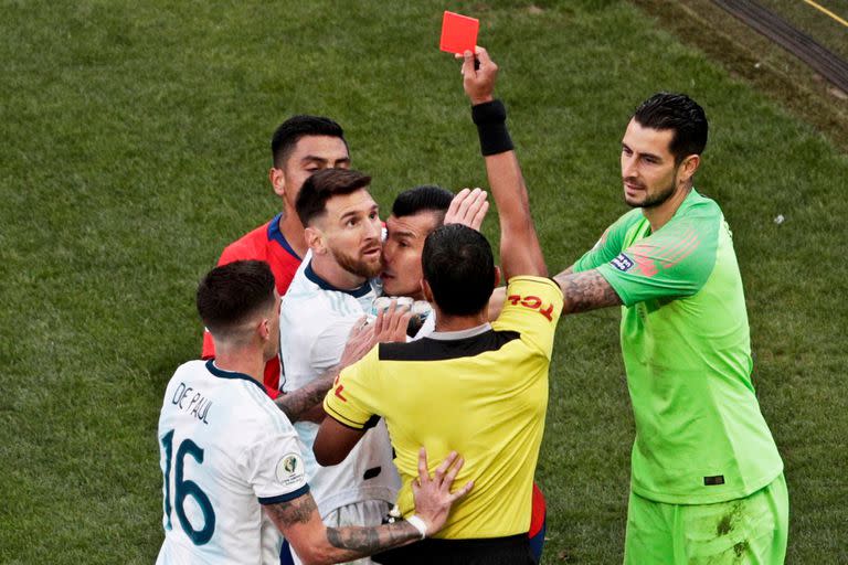 Messi recibe un tarjeta roja en el el partido frente a Chile