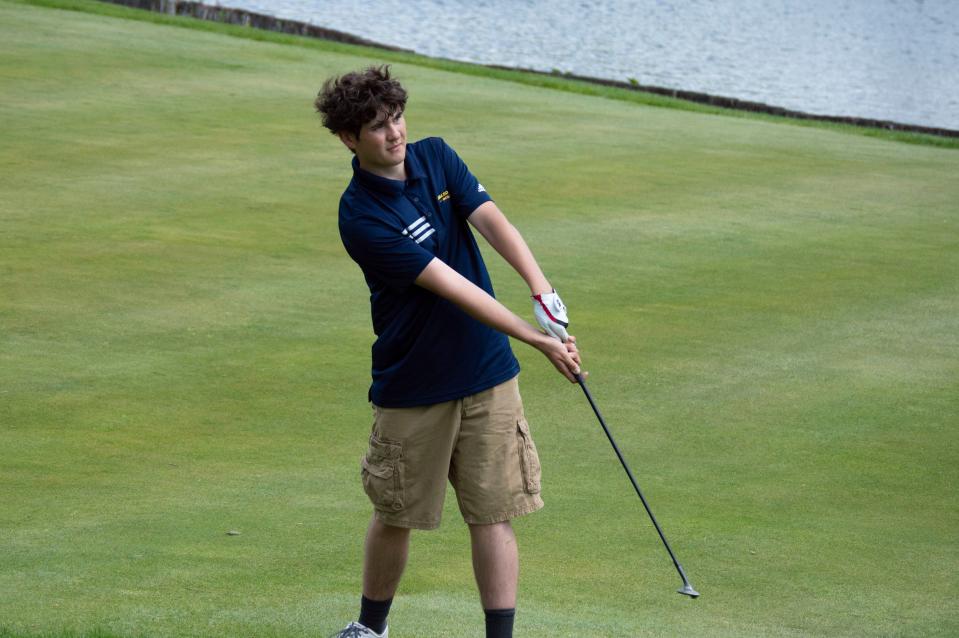 Julian Harmon, estudiante de segundo año de Hillsdale, busca llegar al green en el hoyo 18 en el campo de golf Medalist durante el Matthew Krutsch Invitational.