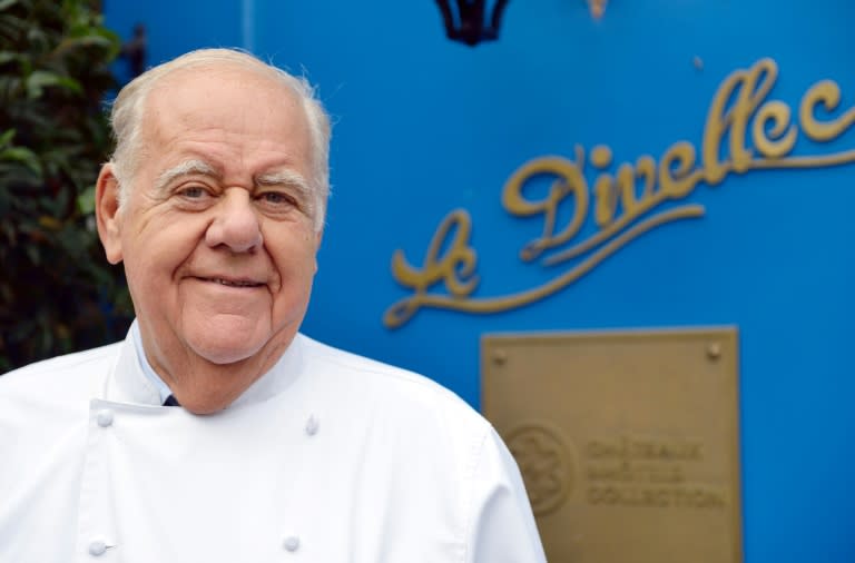 Jacques Le Divellec devant son restaurant à Paris le 18 septembre 2012 (Eric Feferberg)