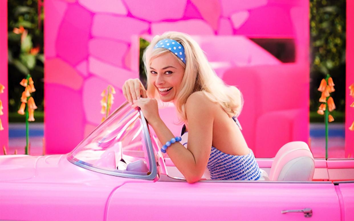 Ein wassertsoffblondes Mädchen in einer quietschpinken Traumwelt: Als Barbie entspricht Margot Robbie jedem Klischee. (Bild: 2022 Warner Bros. Entertainment Inc. / Jaap Buitendijk)